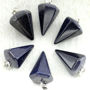 Pendentifs cône hexagonal en pierre de sable bleu avec clips argentés sur peluche