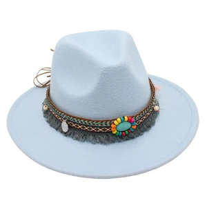 Dettaglio del cappello fedora azzurro con fascia etnica di perline e nappa turchese boho