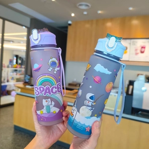 Detailansicht der Cartoon-Astronautenmotive auf violetten und blauen Plastikbechern