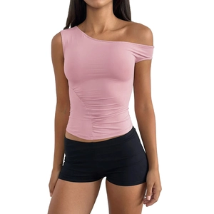 Top aderente monospalla rosa da donna con dettagli arricciati e manica corta