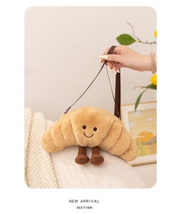 Détail du sac bandoulière croissant en peluche avec visage souriant et jambes 3D