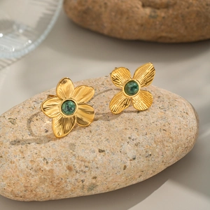 Boucles d'oreilles fleurs dorées vintage avec turquoise verte sur socle en pierre