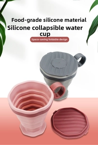 Dettaglio della tazza da viaggio pieghevole in silicone alimentare in rosa e grigio
