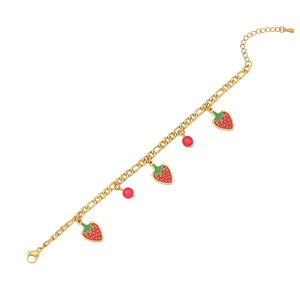 Collier doré en acier inoxydable avec pendentifs fraises rouges et perles sur fond blanc