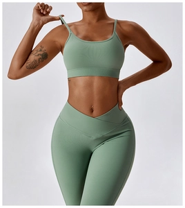 Détail du legging de yoga taille haute avec taille en V croisée en tissu côtelé vert