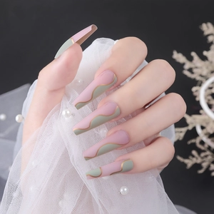 Lange Ballerina Kunstnägel mit rosa und minzgrünem Wellenmuster und Goldverzierung