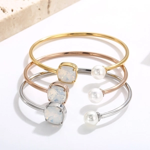 Set di tre bracciali in metallo a forma di C con opale quadrato e perla tonda lucida