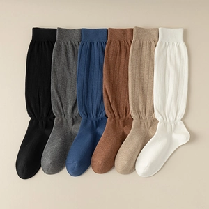 Lot de six chaussettes montantes en maille côtelée aux couleurs variées et texture douce