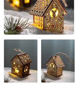 Gros plan de la maison de Noël en bois à LED avec gravure XMAS et lumière chaude