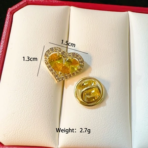 Macro detail of heart brooch with dimensions 1.5x1.3cm and 2.7g weight info