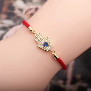 Hamsa Hand Armband aus roter Kordel mit funkelndem Zirkon und Evil Eye am Handgelenk