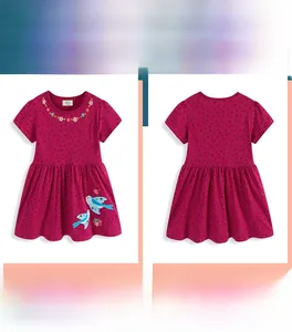 Dettaglio fronte e retro dell'abito estivo rosa per bambina con ricamo floreale