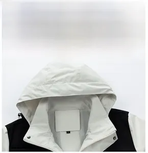 Detail des verstellbaren Kapuzenkragens mit Kordelzug und Netzfutter an Outdoorjacke