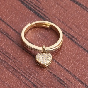 Anello regolabile placcato oro con ciondolo a cuore micro-pavé e pietre di zircone bianche