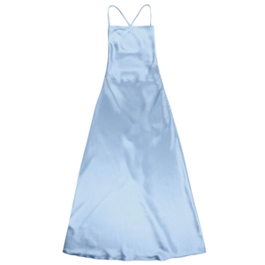 Détail de la robe maxi en satin dos nu bleu clair avec fines bretelles élégantes