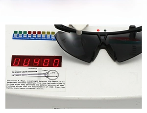 Detail showing UV400 test reading for classic pilot sunglasses with dark grey lenses