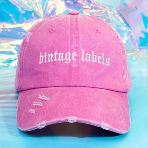 Casquette vintage labels en coton délavé rose avec broderie et détails usés de mode