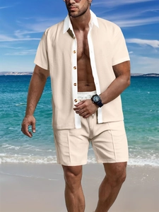 Détail rapproché de la texture nid d'abeille beige sur l'ensemble été homme en maille