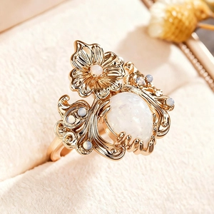 Bague vintage dorée à motif floral avec opale blanche et cristaux bleus en écrin