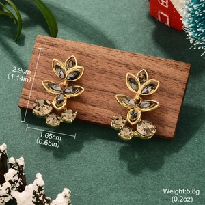 Macro view of gold crystal leaf earrings showing size 2.9cm and weight 5.8g details