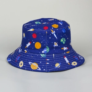 Gros plan du motif spatial dessin animé avec fusées et planètes sur le chapeau bleu