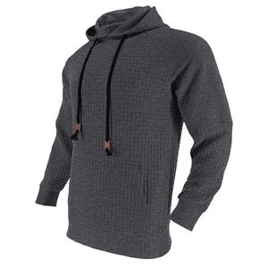 Detail eines dunkelgrauen Herren-Hoodies mit Waffelstruktur, Kapuze und Kängurutasche