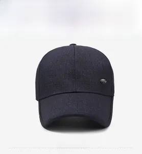 Détail d'une casquette bleue foncée avec logo métallique et couture classique à six pans