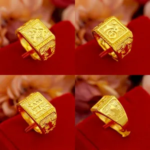 Detail van vier gouden punk drakenklauw ringen met gegraveerde vierkante totems