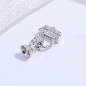 Vue macro du fermoir en argent S925 avec pavage de zircons cubiques blancs