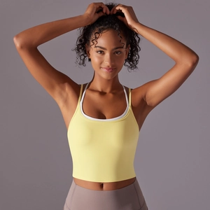 Détail de la brassière de sport sans couture jaune clair avec doubles bretelles