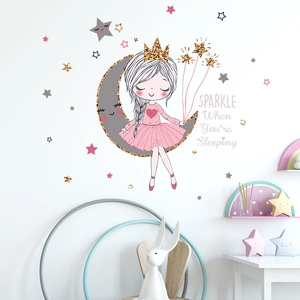 Wandtattoo Mondmädchen mit goldener Krone und Sternen in einem gemütlichen Kinderzimmer