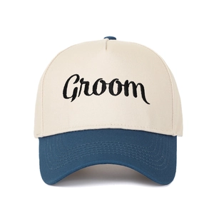 Detailansicht der schwarzen 'Groom'-Stickerei auf beige-blauer zweifarbiger Kappe