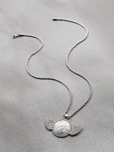 Détail du collier à chaîne torsadée argentée avec pendentif d'ailes et pierre marbre