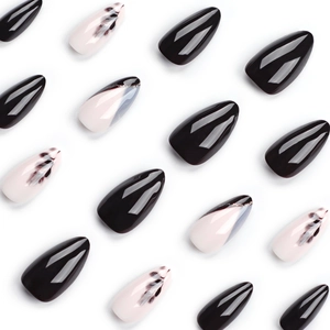 Faux ongles élégants en forme d'amande avec motifs marbrés à l'encre noir et blanc