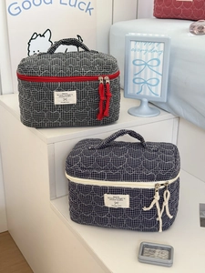 Quilted heart pattern makeup bag with plaid design and durable top handle for travel