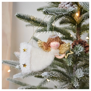 Angelo di peluche con ali dorate appeso a un ramo di albero di Natale innevato