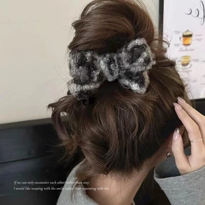 Pince à cheveux nœud en peluche léopard pour coiffure d'hiver élégante vue arrière