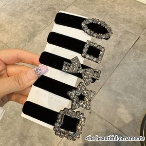 Dettaglio del set di 5 fermagli per capelli in velluto nero con decorazioni in strass