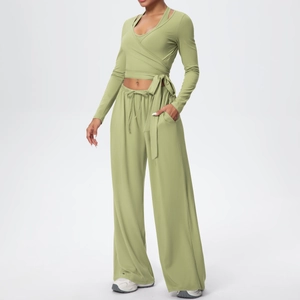 Détail du haut court cache-cœur et du pantalon de yoga taille haute à jambes larges vert sauge