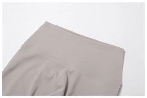 Makroaufnahme der hohen Taille von Yogahosen mit Flachnähten und grauem Funktionsstoff