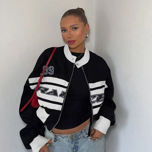 Giacca baseball streetwear bicolore nero e bianco con stampa lettere e collo a lupetto