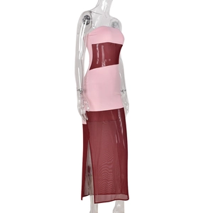Dettaglio dell'abito patchwork in mesh rosa e bordeaux con spacco laterale e orlo