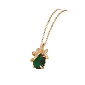 Lussuosa collana placcata oro 18K con ciondolo gemma verde e accenti di zircone