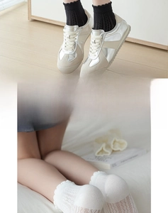 Détail de chaussettes en résille style ballet avec motif ajouré et bords à volants