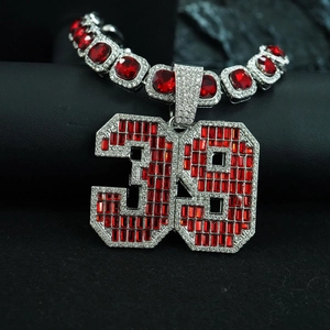 Gros plan du pendentif numéro 39 en argent avec cristaux rouges et blancs sur chaîne cubaine