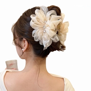 Eleganter elfenbeinfarbener Organza-Blumen-Haarclip mit Strasssteinen für eine edle Frisur