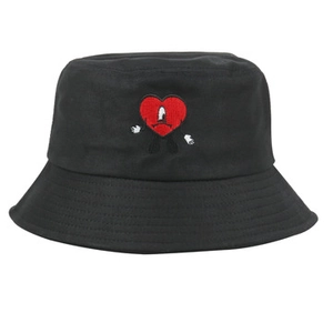 Détail de la broderie cœur rouge sur un chapeau bob en coton noir avec mains et pieds