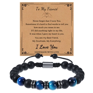 Détail du bracelet en agate noire mate et œil de tigre bleu avec carte message