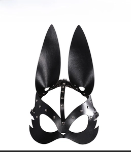 Dettaglio maschera da coniglio in pelle nera con rivetti argento e fibbie