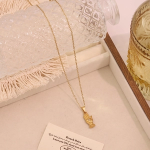 Detailaufnahme des goldenen Palm-Anhängers mit Zirkonia an einer böhmischen Kette